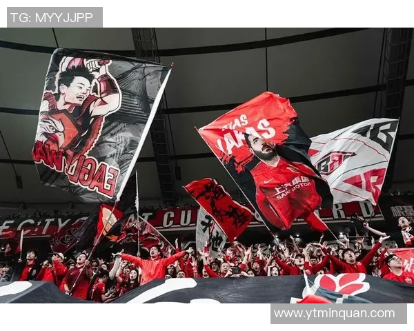 足球倒下的瞬间与背后的故事揭示了运动精神的坚韧与脆弱